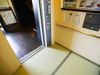 館内エレベータの床は、なんと畳
