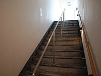 共通：露天エリアへ通じる階段