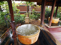 「ガゼボ」(東屋)の下の壺湯