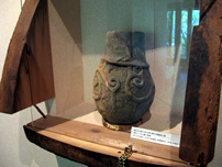 縄文中期の土器を展示
