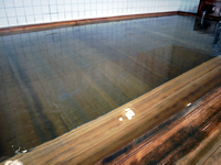 贅沢な総檜造りの浴槽