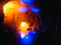 「大滝の湯」内部は「青の洞窟」