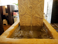 「かけ湯」はバリ直輸の砂岩彫刻
