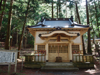 奈良王神社は奈良田集落の中心