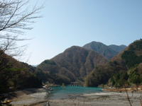 かつての集落が眠る奈良田湖